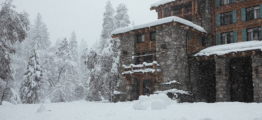 Our $32K Snowy Yosemite Wedding with a Poignant Tea Ceremony | A Practical Wedding